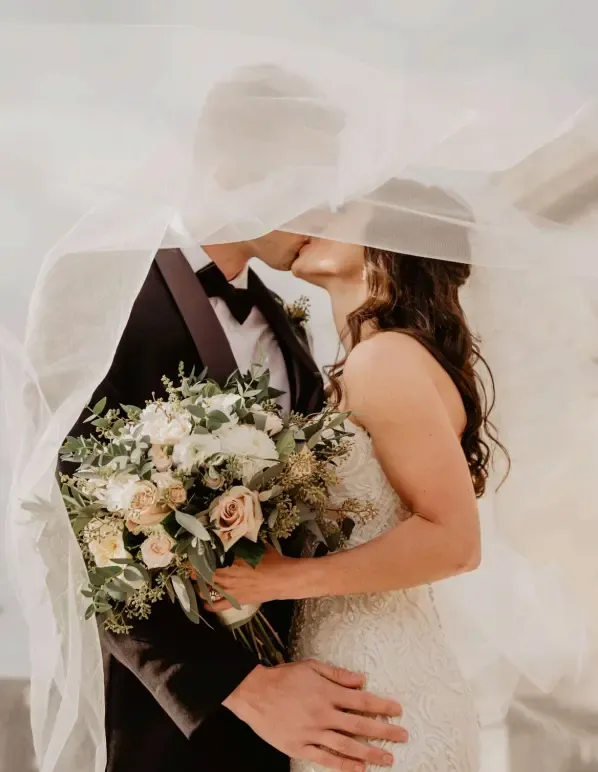 coppia che si bacia dopo il matrimonio perfetto con OK-KEY